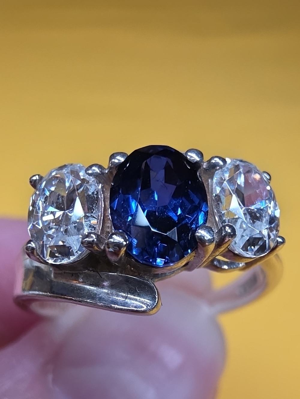 925 Ring ▪︎ Blue Sapphire ▪︎ Two Cubic Zirconia Stones 💍